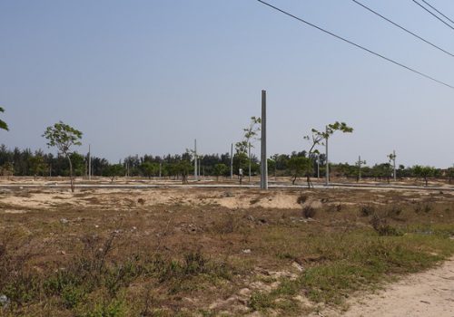 Giá đền bù đất nông nghiệp dự án sân bay Long Thành là từ 161.000 đồng đến 360.000 đồng/m2, giá đền bù đất ở cao nhất là hơn 6,5 triệu đồng/m2. Mức giá bồi thường 3.000ha đất tại xã Bình Sơn, huyện Long Thành khi Nhà nước thu hồi đất thực hiện dự án Cảng hàng không quốc tế Long Thành vừa được UBND tỉnh Đồng Nai phê duyệt. khu đất dự án Giá đền bù đất nông nghiệp dự án sân bay Long Thành là từ 161.000 đồng đến 360.000 đồng/m2 Theo đó, đối với đất nông nghiệp, đất được định giá thấp nhất là 161.000 đồng/m2 (đất trồng rừng sản xuất và đất nuôi trồng thủy sản), đất được định giá cao nhất là 360.000 đồng/m2 (đất trồng cây lâu năm và hàng năm thuộc đường nhóm 2). Đối với đất ở tại nông thôn, tại vị trí 1 đối với thửa đất tiếp giáp với mặt tiền đường vào khu khai thác đá xã Long An được xác định giá cao nhất là hơn 6,5 triệu đồng/m2, vị trí 4 là 1,6 triệu đồng/m2. Đất ở nông thôn tại những vị trí khác được định giá thấp nhất là 1,3 triệu đồng/m2, cao nhất gần 4,6 triệu đồng/m2. Tại xã Suối Trầu (xã bị giải tỏa trắng, nay là xã Bình Sơn), đất ở nông thôn được định giá thấp nhất là 1,4 triệu đồng, cao nhất là 5,1 triệu đồng. Để thực hiện dự án sân bay Long Thành, tỉnh Đồng Nai phải thu hồi 5.000ha đất của 18 tổ chức và 5.300 hộ gia đình cá nhân với 15.716 thửa đất tại 6 xã thuộc huyện Long Thành gồm Bình Sơn, Long An, Suối Trầu, Bàu Cạn, Long Phước, Cẩm Đường. Dự kiến, dự án xây dựng sân bay sẽ khởi công vào tháng 5/2021 và đến tháng 12/2025 sẽ hoàn thành các hạng mục.
