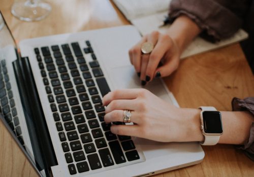 Trong tương lai, khi dịch bệnh kết thúc, làm việc online có thể sẽ vẫn là lựa chọn của nhiều công ty. Ảnh minh họa