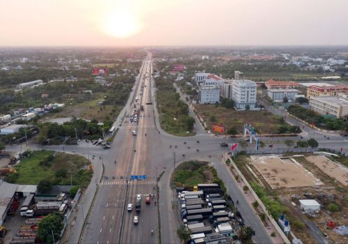 Điểm giao giữa đại lộ Nguyễn Văn Linh nối dài và đường Tân Túc tại trung tâm hành chính Bình Chánh