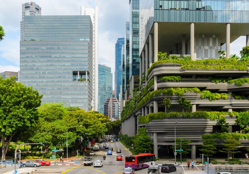 Xây dựng các công trình xanh là giải pháp quan trọng trong việc bảo vệ môi trường và phát triển bền vững. Ảnh: SergeyPeterman/Shutterstock
