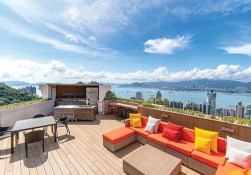 Tầm nhìn từ khu vườn áp mái của một căn penthouse trên đường Po Shan, Hồng Kông. Ảnh: Handout.