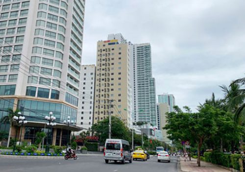 Những khối nhà cao tầng trên một đường phố tại TP Nha Trang.Ảnh: KỲ NAM