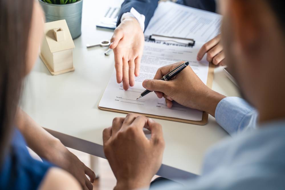 Môi giới bất động sản chuyên nghiệp không chỉ tư vấn, hỗ trợ thủ tục pháp lý khi mua nhà mà còn giúp gia chủ định giá tài sản, thương lượng giá... Ảnh minh họa