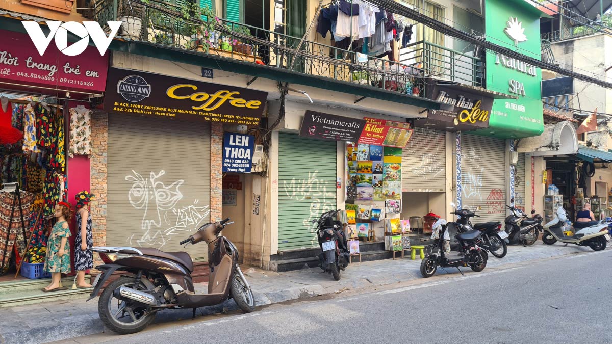 Nhiều nhà mặt tiền ở các khu phố cổ Hà Nội đóng cửa vì không có khách thuê.