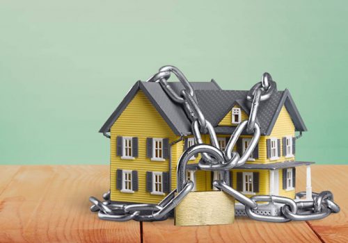 Liên hệ cơ sở mua bán uy tín để tránh rủi ro khi mua nhà đất đang thế chấp ngân hàng. Ảnh minh họa