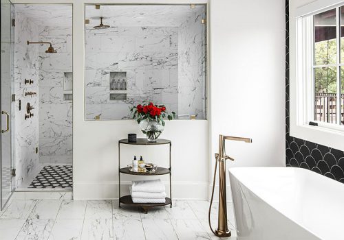 Phòng tắm đen trắng hiện đại với bồn tắm có chân đế màu trắng, bức tường màu tối trông thật thời thường và cá tính.