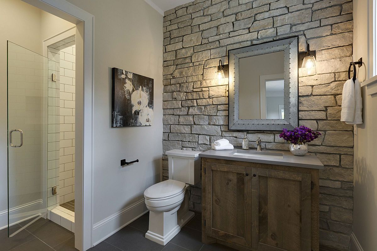 Bức tường đá trong phòng tắm phong cách trang trại hiện đại trở thành điểm nhấn cực bắt mắt, khiến căn phòng trở nên đặc biệt hơn.