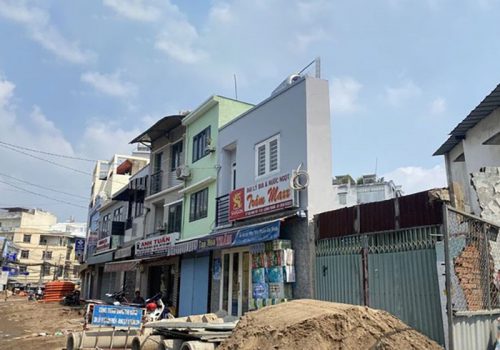 Đường Bùi Đình Túy, quận Bình Thạnh, TP HCM khi mở rộng mặt đường đã xuất hiện nhiều căn nhà siêu mỏng Ảnh: LÊ PHONG