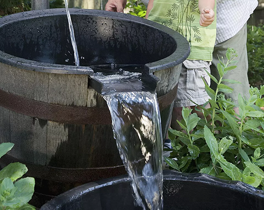 Hướng của dòng nước trong sân vườn tốt nhất nên chảy về phía ngôi nhà của bạn.