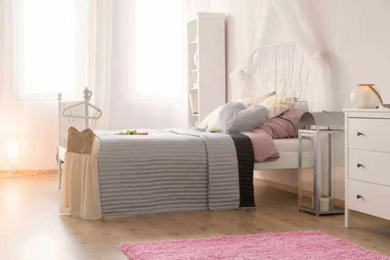 Thảm trải sàn phòng ngủ ưu tiên chất liệu mềm mại, màu sắc nhã nhặn, thiên về tính âm nhiều hơn. Tuyệt đối tránh màu đỏ rực rỡ.