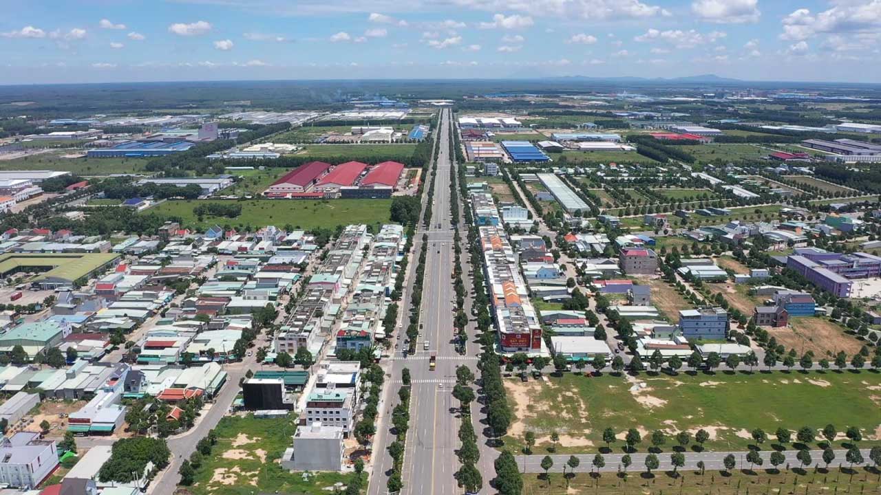 Hạ tầng và công nghiệp phát triển đang giúp các khu vực Phú Giáo, Tân Uyên… thu hút đông đảo cư dân đến sinh sống, làm việc.