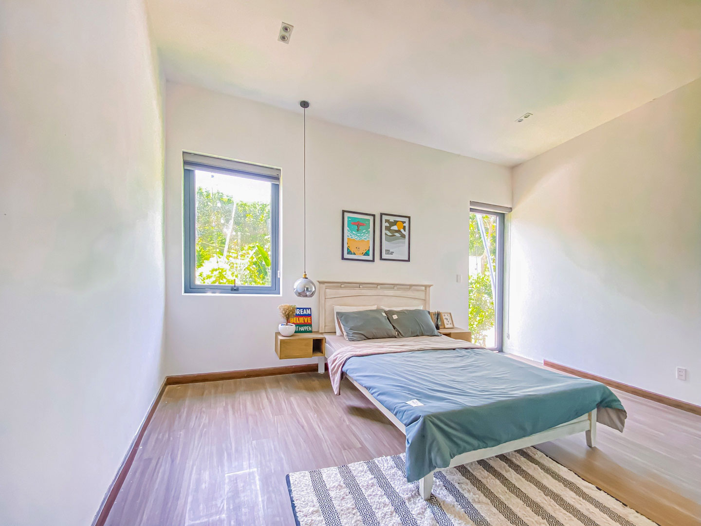 Cửa sổ lấy ánh sáng tự nhiên cho khu vực phía sau ngôi nhà