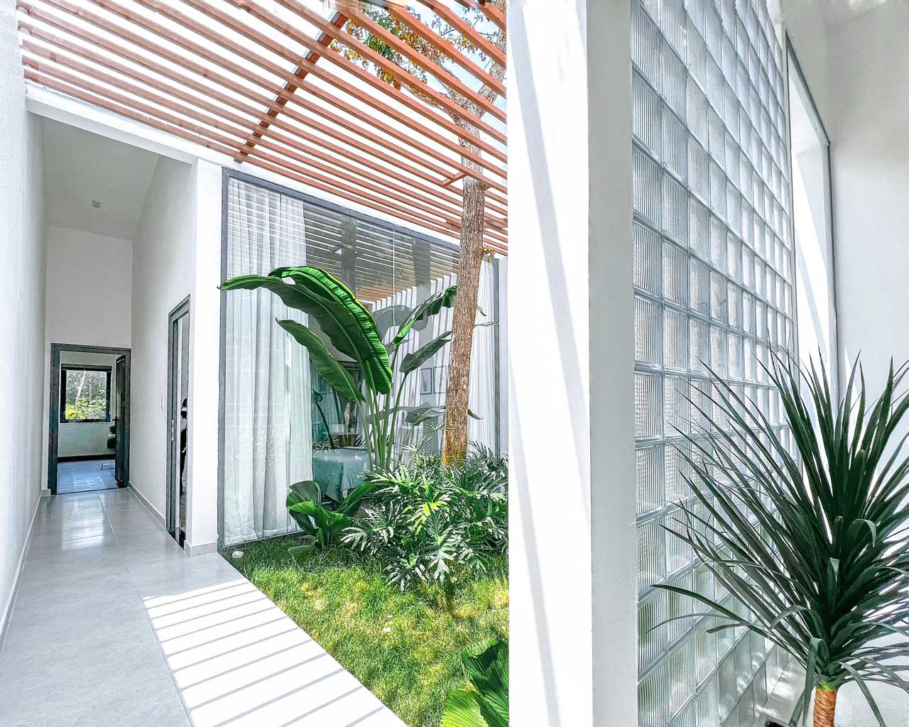 Không gian khu sinh thái trong nhà xanh mát giúp căn nhà tràn ngập ánh sáng tự nhiên