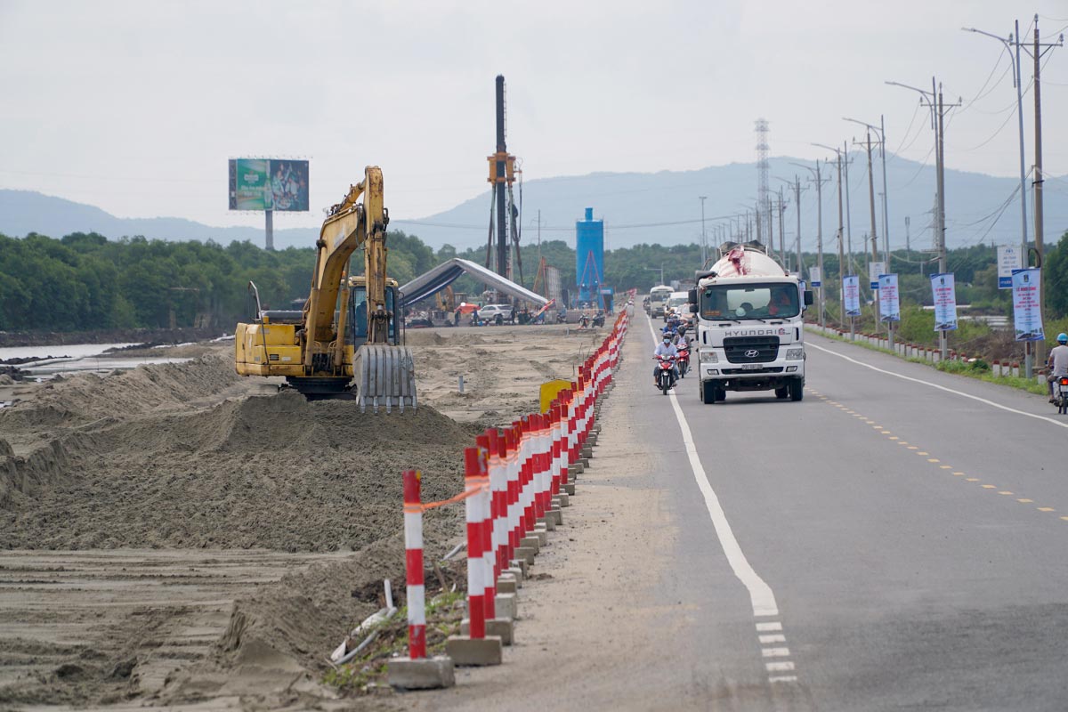 Đoạn đầu dự án từ xã Long Sơn đến quốc lộ 51 đang được thi công mở rộng. Tuyến đường được khởi công ngày 17/6 và dự kiến hoàn thành quý 3/2025.
