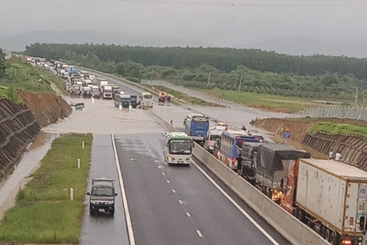Cao tốc Phan Thiết - Dầu Giây bị ngập sâu sau mưa lớn ngày 29/7 vừa qua