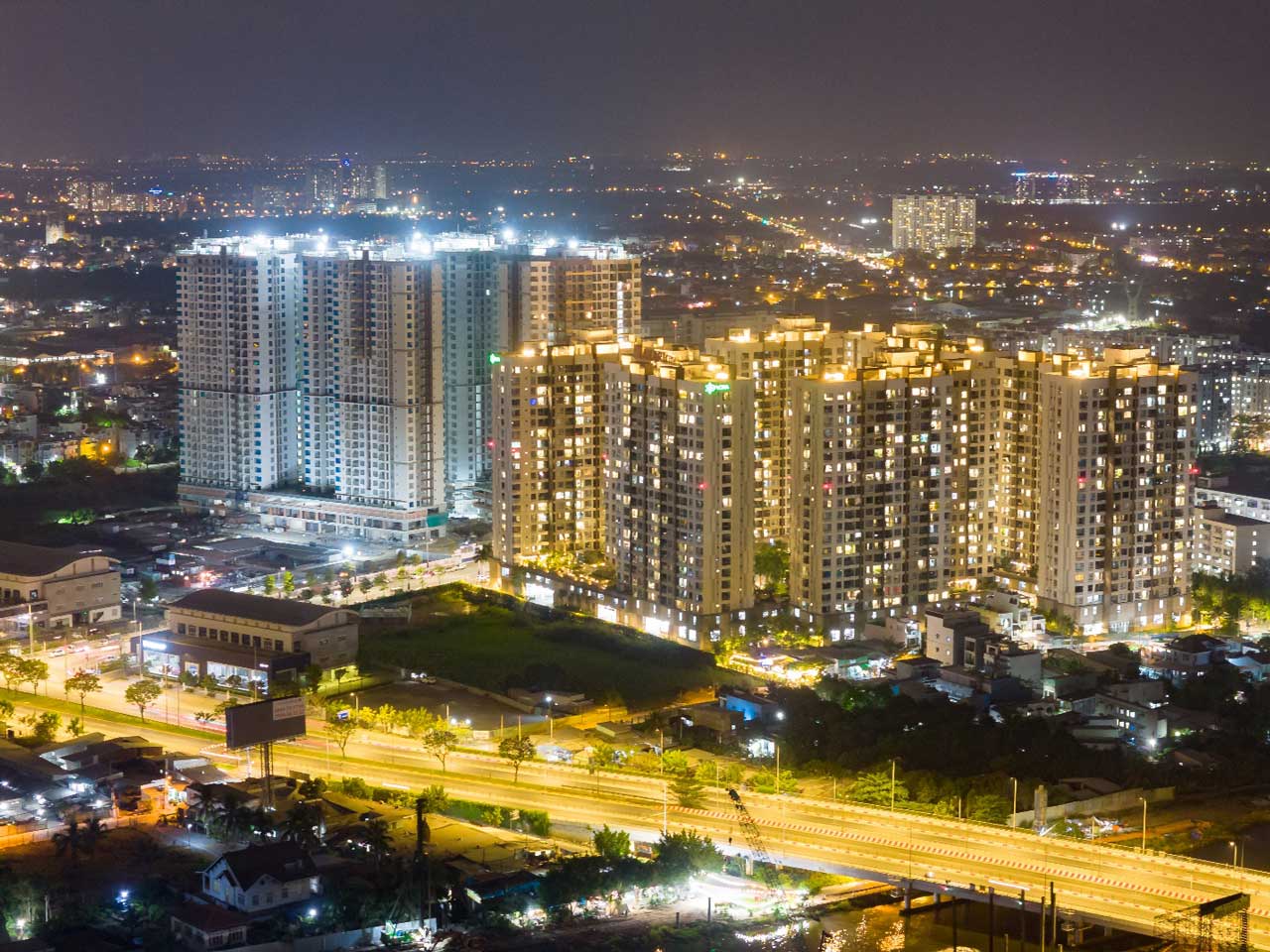Nhịp công trình Akari City giai đoạn 2 khẩn trương ngày đêm để “về đích” cuối năm nay.
