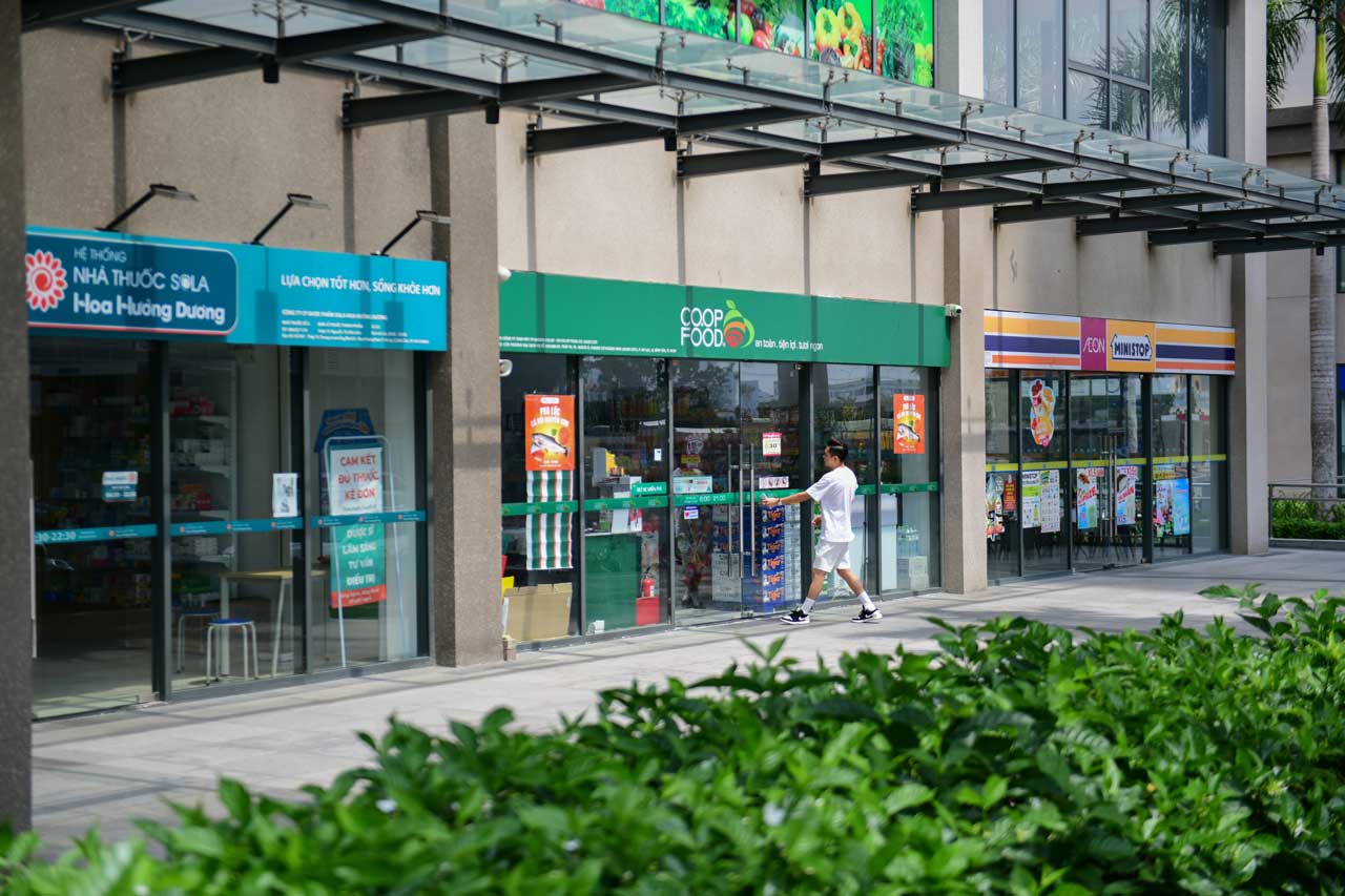 Đại lộ thương mại Akari City đã được lấp đầy với nhiều tiện ích thiết yếu.