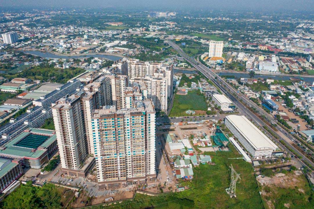 Akari City tọa lạc mặt tiền đại lộ Võ Văn Kiệt rộng 10 làn xe, kết nối thông thoáng, thuận tiện đi làm, đi học hay tiếp cận tiện ích mỗi ngày.