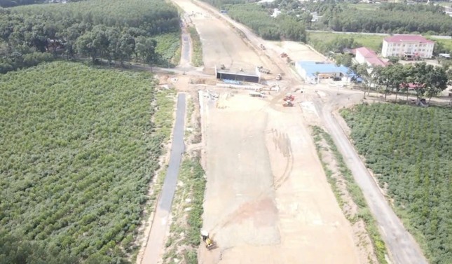 Thi công cao tốc Biên Hòa - Vũng Tàu tại dự án thành phần 2.